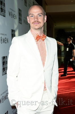 Peter-paige-gay-lesbian-center-arrivals-may-18th-2013-005.jpg