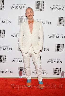 Peter-paige-gay-lesbian-center-arrivals-may-18th-2013-015.jpg