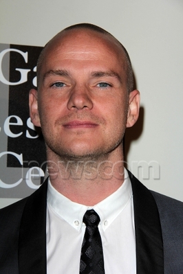 Peter-paige-gay-lesbian-center-arrivals-twitter-may-10th-2014-002.jpg